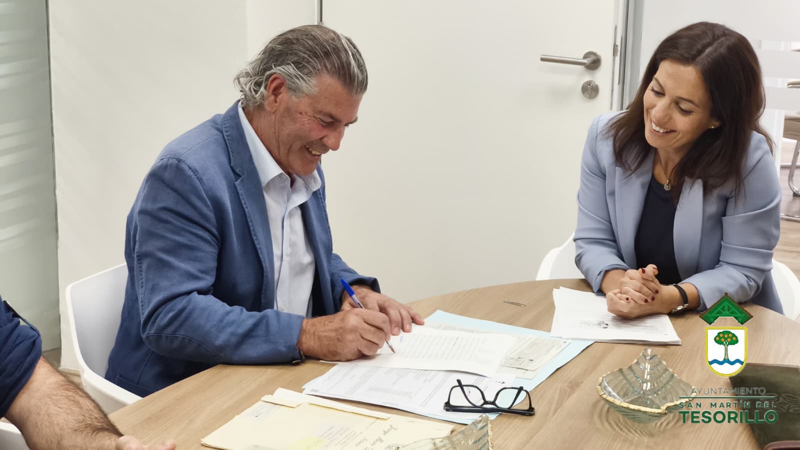 Firma del contrato por parte del alcalde Jesús Fernández.